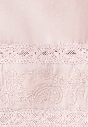 Weicher rosa Stoff mit zartem Spitzenbesatz und bestickten Blumen- und Paisleymustern in passendem Garn.