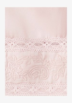 Weicher rosa Stoff mit zartem Spitzenbesatz und bestickten Blumen- und Paisleymustern in passendem Garn.