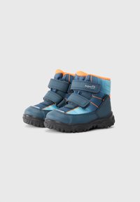 Blå og teal barneboots med oransje detaljer, laget av syntetisk materiale. Har to justerbare borrelåsremmer og strukturerte gummisåler.