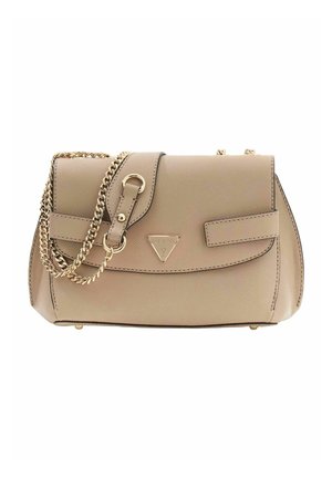 Sac à main synthétique beige avec une bandoulière chaîne, une fermeture à rabat, une poche avant et un accent logo en métal. Texture lisse, forme structurée.