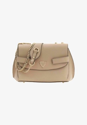 Sac à main synthétique beige avec une bandoulière chaîne, une fermeture à rabat, une poche avant et un accent logo en métal. Texture lisse, forme structurée.