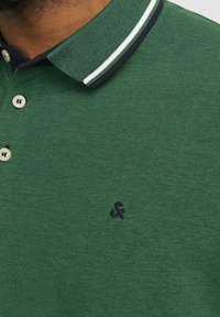 Jack & Jones JJEPAULOS SS NOOS PLS - Poloshirts - dark green