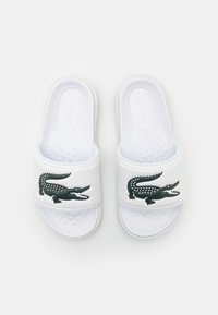 Lacoste SERVE SLIDE - Sandalias planas - white/dark green