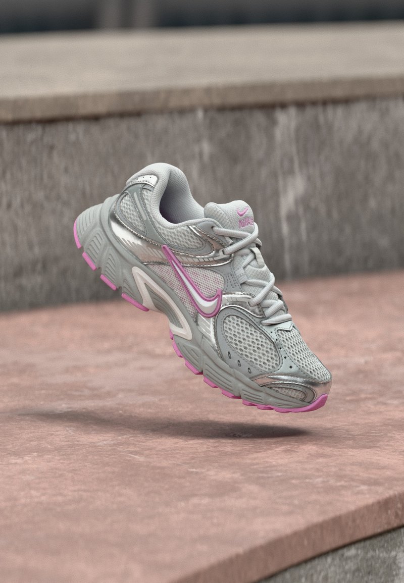 Nike V5 RNR light smoke grey/off white/photon dust/light magenta/grey