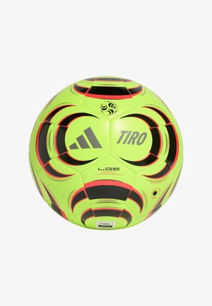 Fluorescenčne žltá Adidas Tiro futbalová lopta s čiernymi a červenými akcentmi, certifikovaná kvalita FIFA, stredové logo a viditeľný text "LGE".