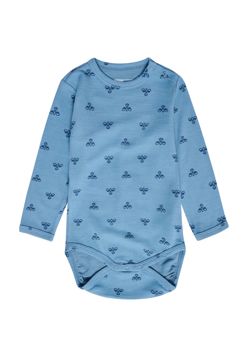 Långärmad babybodysuit i ljusblå bomull, med ett mörkblått mönster av små stiliserade fjärilar och tryckknappar vid axeln.
