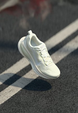 VOMERO 18 ESS - Laufschuh Straße - summit white/white/chalk/sea glass