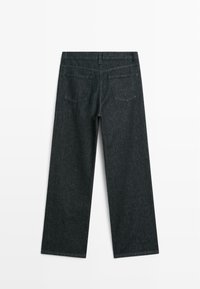 Jeans in denim scuro con una linea dritta, dotati di due tasche posteriori e una vita con passanti per cintura. Senza hardware o decorazioni visibili.