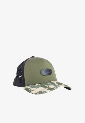 Olivgrüne und schwarze Mesh-Trucker-Cap mit camouflagefarbenem Schirm und einem schwarzen „Blackskies Pro“-Logo-Patch auf dem Frontpanel.