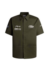 Camisa de manga corta verde oliva con botones en el frente, que presenta logotipos y texto bordados, y un diseño de cuello clásico.