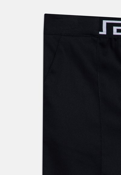 Svarta byxor med en slät denimtextur, med ett midjeband med en kontrasterande logotyp, sidofickor och rena sömdetaljer.