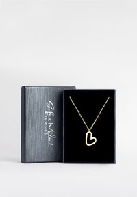 Goldenes Herzanhänger-Halskette mit einer zarten Kette, präsentiert in einer mit schwarzem Samt ausgekleideten Box. Außenseite der Box ist aus strukturiertem Silber.