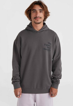 Grijze hoodie met lange mouwen, voorzien van een buidelzak en bedrukt tekst aan de linkerkant. Zacht materiaal met een losse pasvorm.
