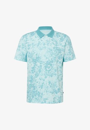 Lichtblauw poloshirt met korte mouwen, een gestructureerde effen kraag en een abstract, gevlekt patroon op het lijfje en de mouwen.