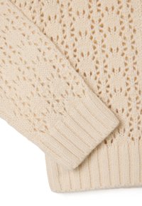 Strickpullover in hellem Beige mit aufwendigem Lochmuster und gerippten Bündchen. Weiche Textur mit lässiger Passform, die die liebevolle Handwerkskunst zur Schau stellt.