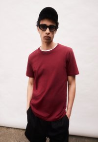 ARMEDANGELS JAAMES - T-Shirt basic - dark crimson