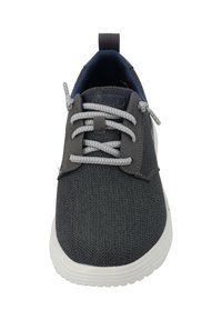 Scarpa sportiva grigia con tomaia in rete tessuta, lacci grigi e suola in gomma bianca. Include un bordo per facilitare l'indossamento.