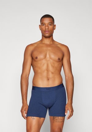 Navyblaue Boxershorts mit glatter Textur, elastischem Bund mit "GAP"-Logo und klassischem, eng anliegendem Design.