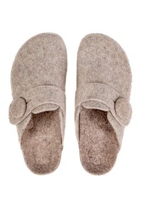 Chaussons gris en feutre avec une forme arrondie, ornés d'un accent de bouton sur la sangle. Texture douce et tons beiges tout au long.