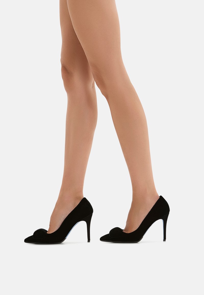 Décolleté nere in suede con punta arrotondata e design con ritaglio, caratterizzate da una silhouette elegante e un tacco a stiletto.