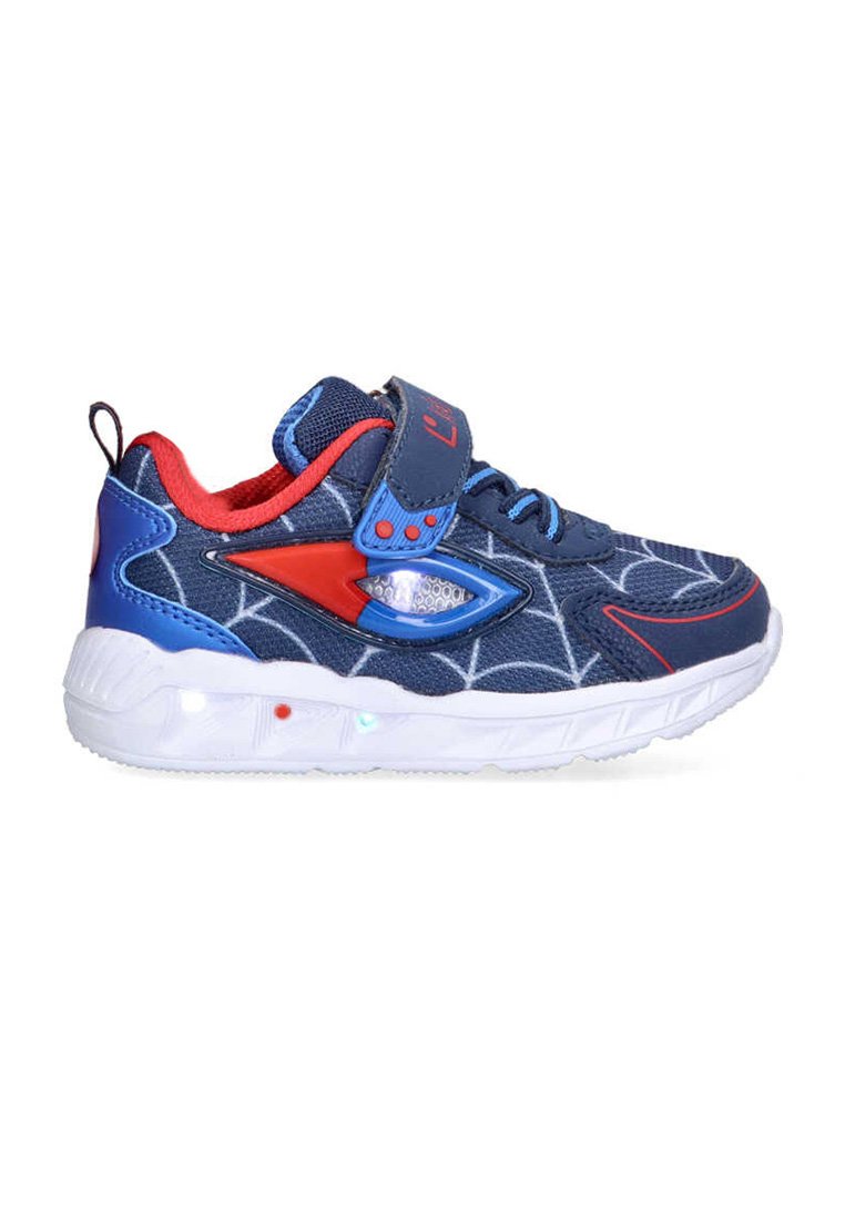 Zapatillas deportivas azules y rojas con una parte superior de tela suave que presenta un patrón de telaraña, correa de velcro y una suela blanca con luces LED.