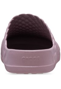 Lila Crocs-Sandalen mit einem strukturierten, gepolsterten Rücken und einer glatten Sohle. Verfügt über eine breite Öffnung und ein dezentes Logo an der Ferse.