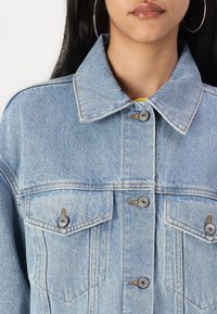 Abercrombie & Fitch Oversized Distressed Denim Trucker Jacket - Giacca di jeans - light
