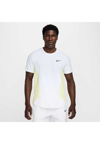 Balta sportinė marškinė su šviesiai geltonomis šoninėmis juostelėmis ir juodu Nike logotipu ant krūtinės. Trumpomis rankovėmis, apvaliu kaklu, sklandžiu paviršiumi.