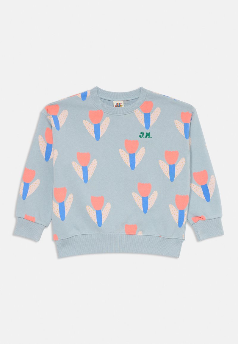 Hellblaues Sweatshirt mit floralem Muster, das pinke Tulpen und blaue Akzente zeigt. Grüne "J.M." Stickerei nahe dem Halsausschnitt. Aus Baumwollmaterial.