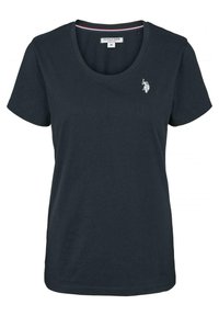 Marinblå t-shirt med kort ärm i bomull, med rund halsringning och en liten vit hästlogotyp på vänster bröst.