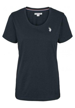 Jūros mėlynos spalvos trumpomis rankovėmis marškinėliai, pagaminti iš medvilnės, su apvalia kaklo iškirpte ir mažuoju baltu arkliuku logotipu ant kairiojo krūtinės.