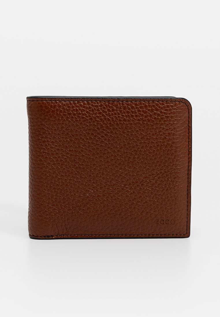 Portefeuille en cuir marron avec une finition texturée, design pliable en deux et accents de couture visibles, présentant un logo simple dans le coin inférieur.