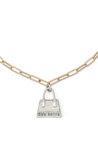 Collier à maillons dorés avec un pendentif sac à main en argent gravé "STEVE MADDEN". Le pendentif présente des coutures détaillées et une finition polie.