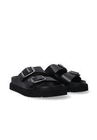 Schwarze Leder-Sandaletten mit zwei breiten Riemen und silberner Hardware, einer strukturierten Sohle und flachem Design.
