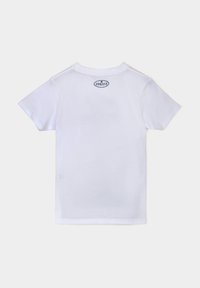 T-shirt bianca a maniche corte in cotone; presenta un collo rotondo e un piccolo logo blu sulla parte superiore della schiena. Tessuto morbido, design casual.