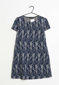Vestido de manga corta color azul marino con un estampado floral en blanco. Cuello redondo, cuelga de un gancho negro, hecho de una tela con un acabado texturizado.