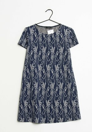 Navyblaues Kurzarmkleid mit einem weißen Blumenmuster. Rundhalsausschnitt, hängt an einem schwarzen Haken, aus einem Stoff mit strukturierter Oberfläche.