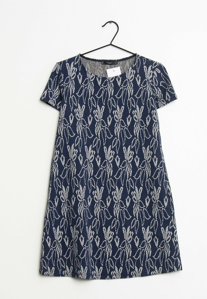 Vestido de manga corta color azul marino con un estampado floral en blanco. Cuello redondo, cuelga de un gancho negro, hecho de una tela con un acabado texturizado.