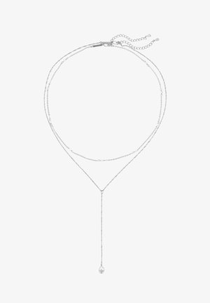 Collar de plata con capas de cadenas delicadas, presenta pequeñas cuentas y un acento de gota con una sola perla en el centro.