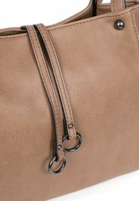 Borsa a tracolla in pelle marrone con due manici testurizzati in metallo nero, superficie liscia e una leggera lucentezza.