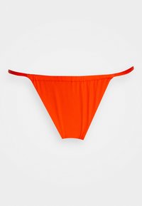 Bas de bikini orange avec une couverture minimale, fabriqué en matériau lisse. Présente des fines bretelles latérales et un design sans coutures.