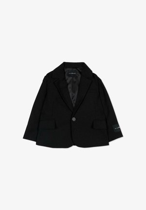 Blazer nero con un solo bottone, rever con intaglio, due tasche frontali con pattina e un'etichetta marca sul polsino della manica sinistra.