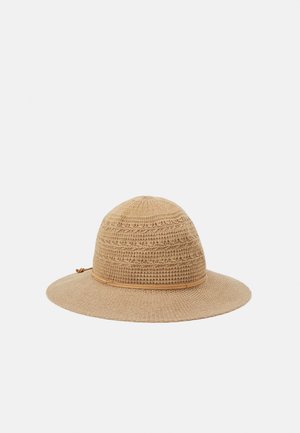 Beżowy, szerokobrzeżny słomkowy kapelusz przeciwsłoneczny z teksturowanym wzorem i cienką ozdobną tasiemką u podstawy korony.