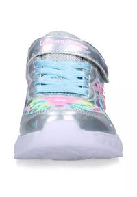 Sneakers in patinato argento con design arcobaleno pastello, lacci blu e una striscia in velcro. Presentano una suola testurizzata e accenti colorati.