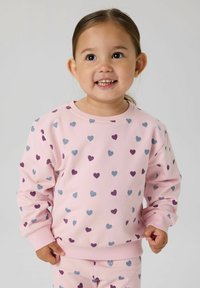 Felpa rosa con scollo tondo, decorata da piccoli cuori viola e blu sparsi. Il tessuto sembra morbido e leggermente strutturato.