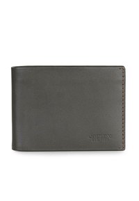 Cartera de cuero gris con una textura suave, diseño de doble pliegue y costuras en contraste de color marrón. Presenta el logotipo de la marca en relieve en el frente.