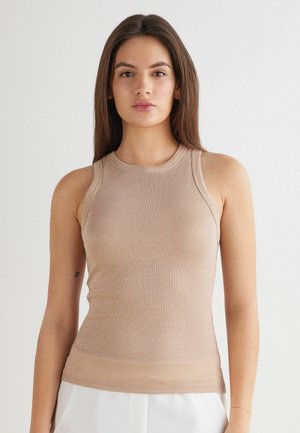 Beige žebrovaný top bez rukávů s přiléhavým střihem a kulatým výstřihem, vyrobený z měkké, strukturované tkaniny. Bez viditelných vzorů.