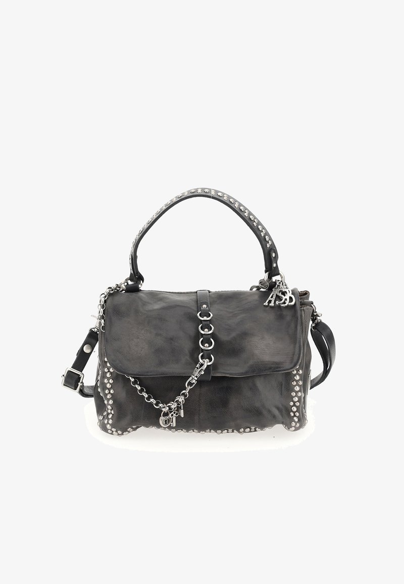 Čierna kožená kabelka s klapkou, zdobená cvočkami, so strieborným reťazcom a nastaviteľným popruhom. Vyznačuje sa hladkou textúrou a predným uzáverom.