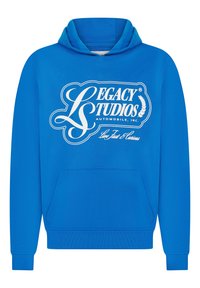 Blauwe hoodie met witte "Legacy Studios Automobile, Inc." logo en "Live Fast & Curious" tekst op de voorkant, met een voorzak en geribde manchetten.
