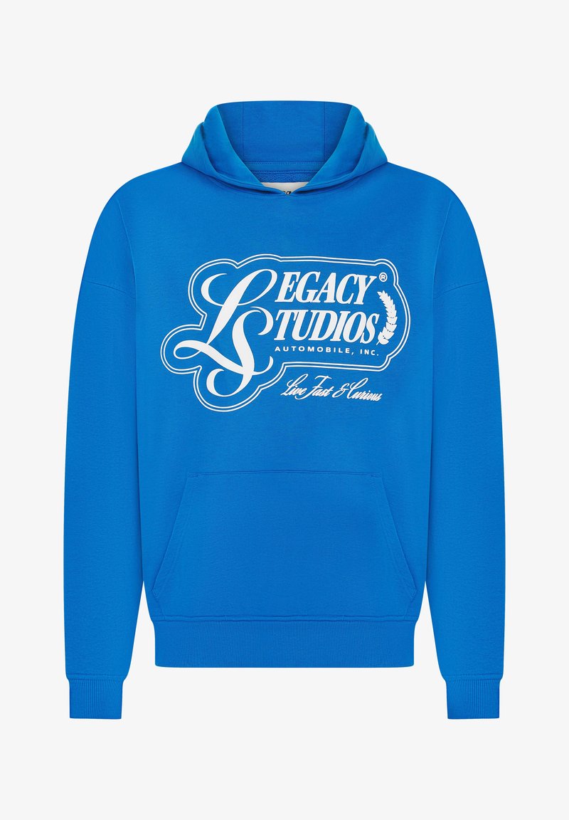 Blauwe hoodie met witte "Legacy Studios Automobile, Inc." logo en "Live Fast & Curious" tekst op de voorkant, met een voorzak en geribde manchetten.